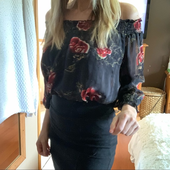 Suzy Shier Black with red rose 🌹 pattern sheer blouse size medium - Picture 6 of 10